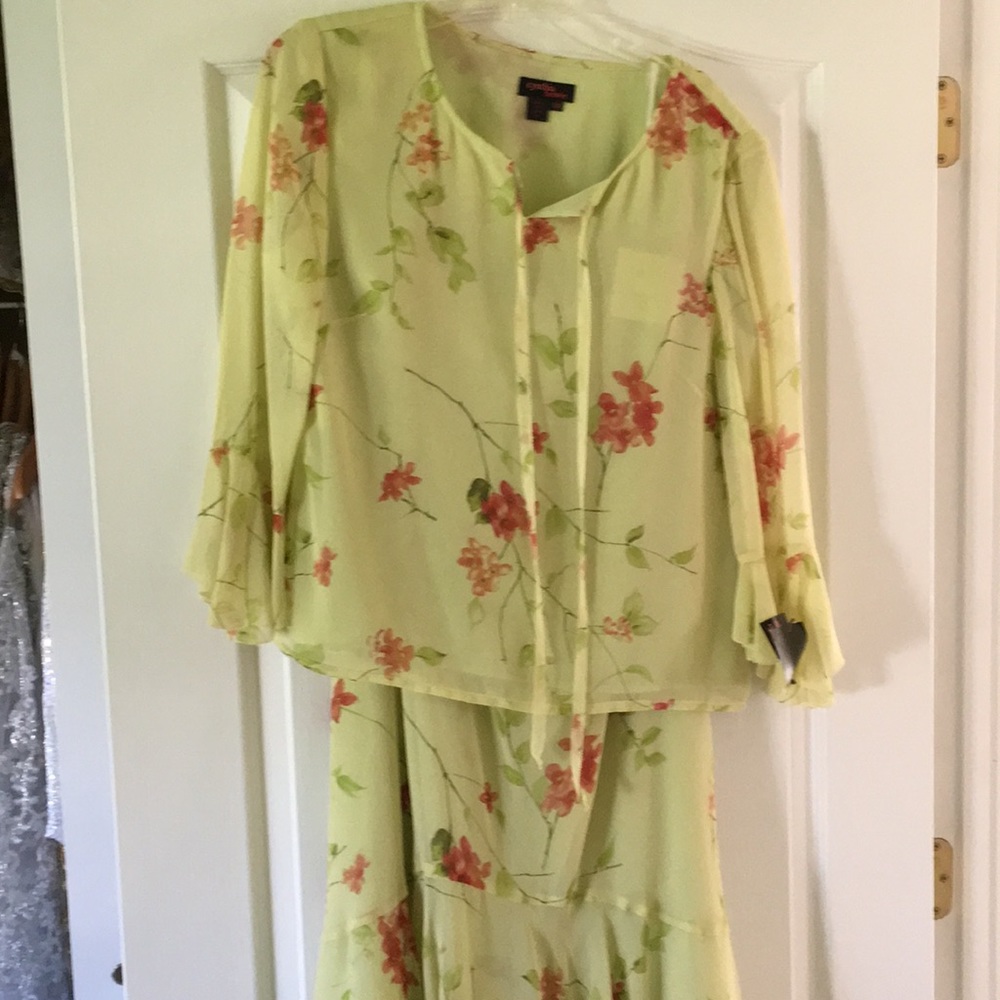 Gray 2 piece silk floral set.